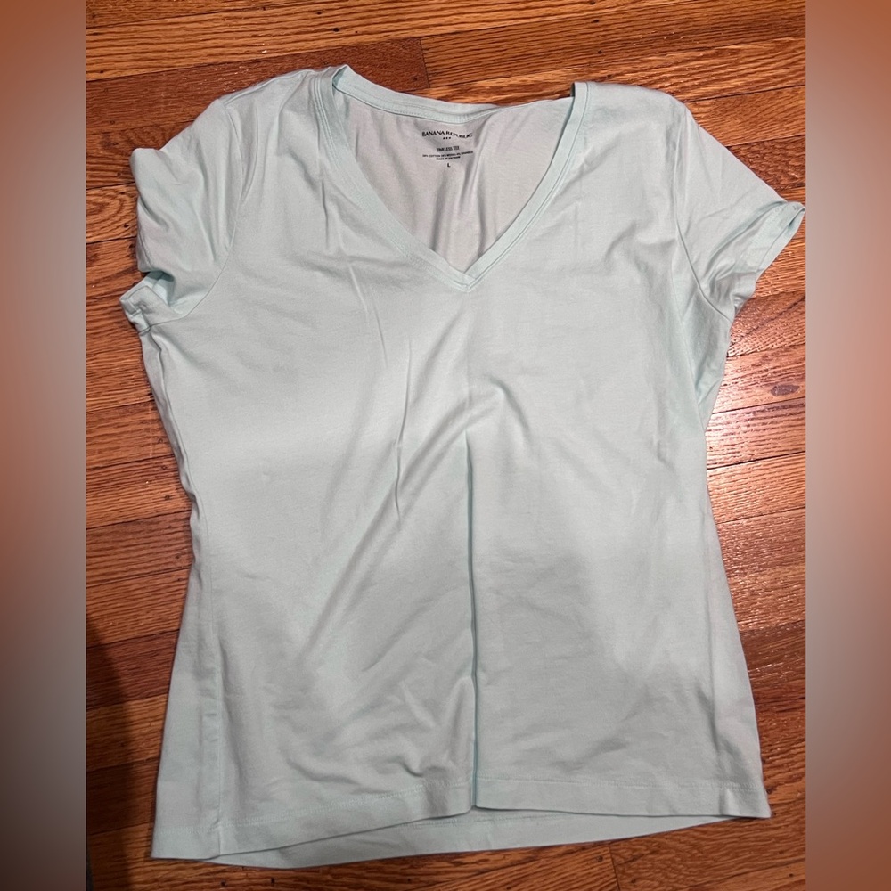 Banana Republic Timeless Tee v neck women’s soft aqua robins egg blue Tiffany